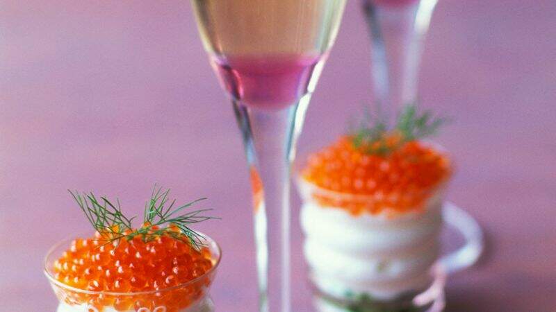 Champagne rosé au litchi et œufs de saumon à la crème
