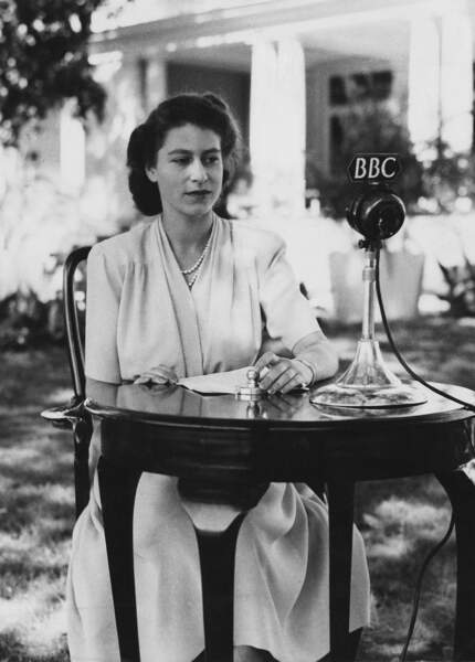 La princesse Elizabeth fait une émission à Cape Town, en Afrique du Sud, à l'occasion de son 21ème anniversaire, en 1947.