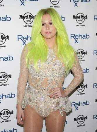 En matière de couleur, il y a celles qui ont choisi LA couleur, visible de préférence, comme Kesha en vert fluo...