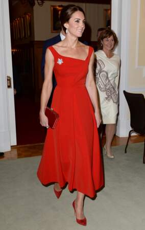 En robe rouge destructurée lors d'une réception à Victoria (Colombie Britannique, Canada) le 26 septembre 2016