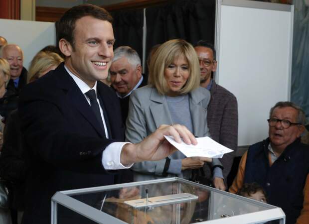 Emmanuel Macron et Brigitte Macron votent ensemble, au Touquet, le 23 avril 2017