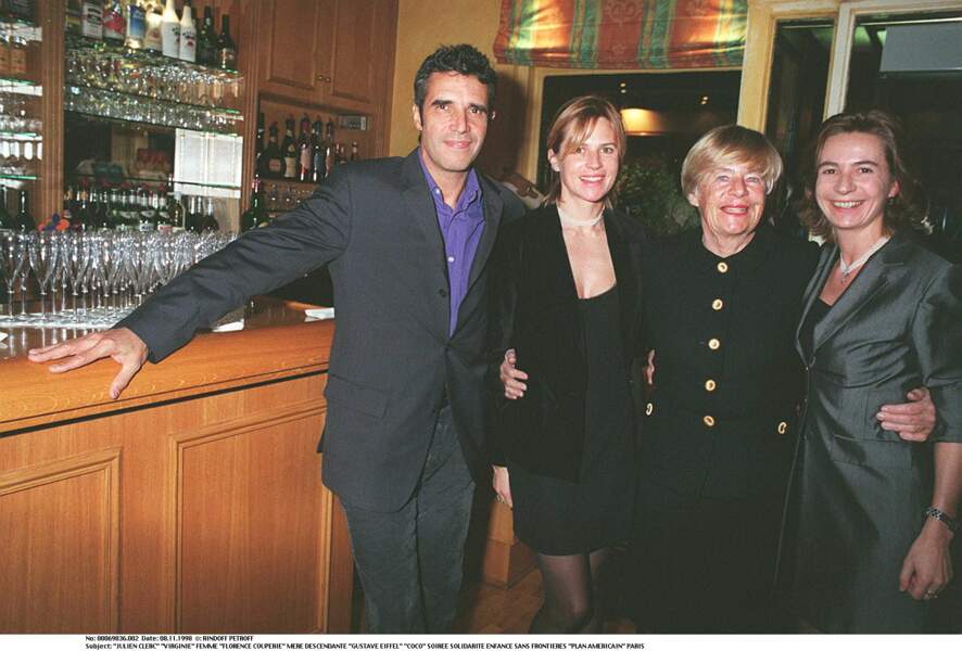 Julien Clerc et Virginie Couperie avec sa mère Florence Couperie et de sa soeur Coco en 1998.