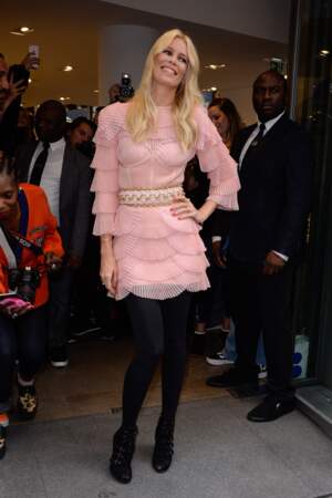 Fashion week : Claudia Schiffer en robe rose à volants 