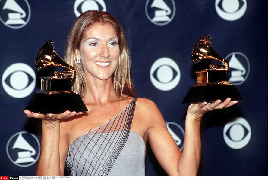 Céline Dion : 24 février 1999 avec ses trophées aux Grammy Awards à Los Angeles. 