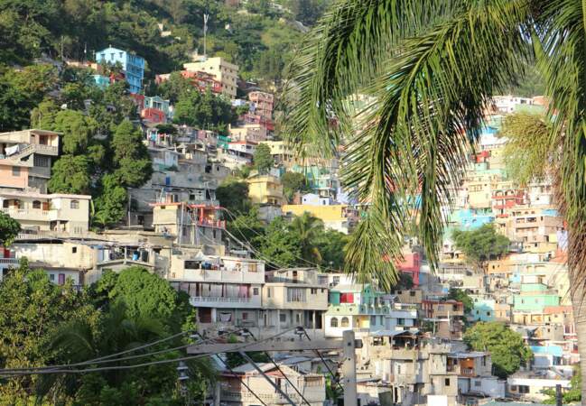 Vue d'un des bidonvilles de Port-au-Prince récemment repeint