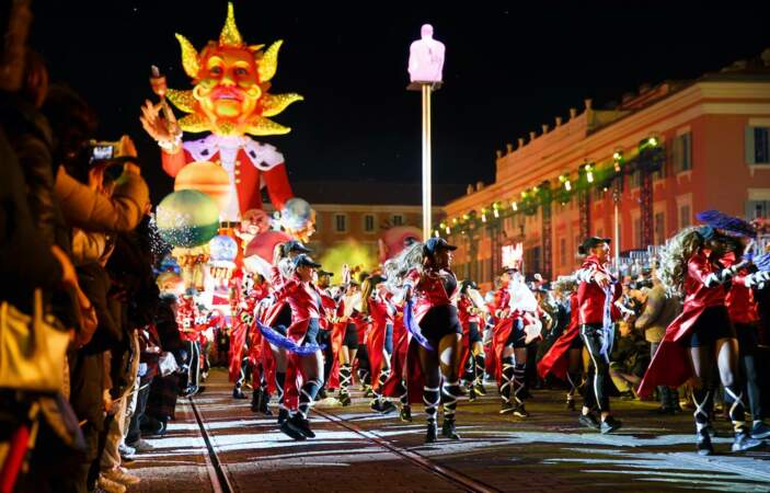 Le carnaval de Nice, entre défilés de chars et décorations florales de producteurs locaux.