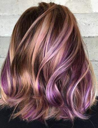 Les mèches violettes sur cheveux blonds 