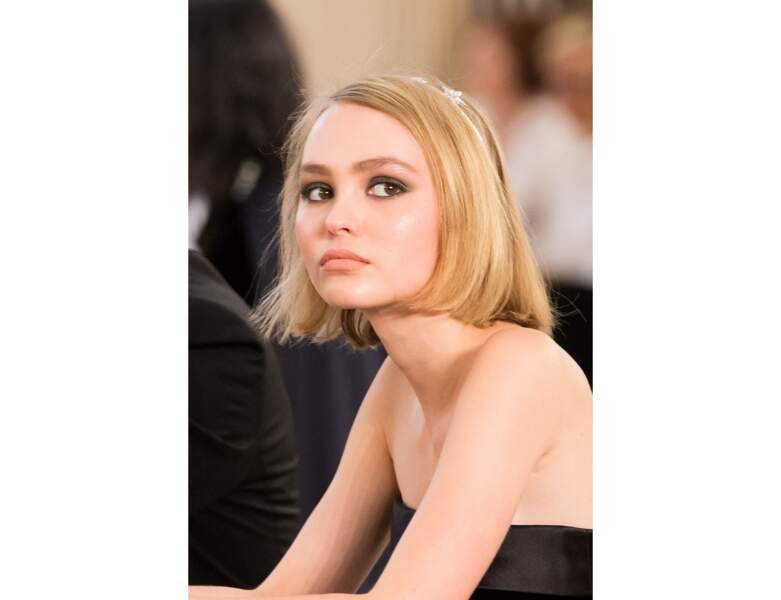 La même année, ses cheveux sont plus blonds et elle assiste au défilé Chanel à Paris