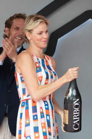 Charlène de Monaco, une bouteille à la main