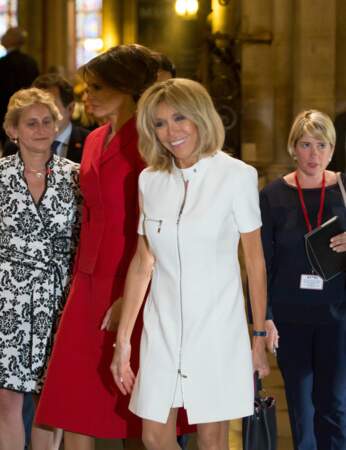 Brigitte Macron en robe blanche zippée