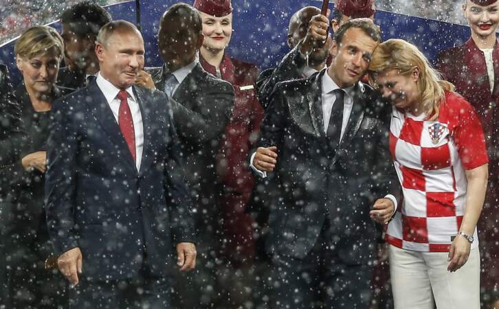 Emmanuel Macron et Kolinda Grabar-Kitarović : sous la pluie pour fêter la Coupe du monde à Moscou