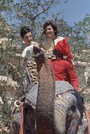 Jacqueline Kennedy et sa soeur Caroline Lee Radziwill lors d'un voyage en Inde en 1962.