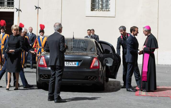 Emmanuel et Brigitte Macron, à leur arrivée au Vatican, le 26 juin