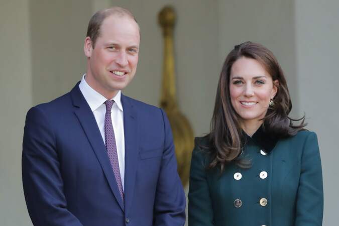 Le duc et la duchesse de Cambridge souriants, prennent la pose pour les photographes de l'Elysée