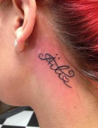 Un tatouage prénom dans le cou 