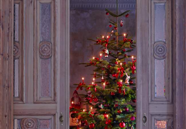 Une décoration de Noël tradi en rouge et blanc avec... Un sapin tradition