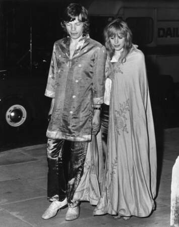 Mick Jagger et Marianne Faithfull dans les rues de Londres le 1er août 1967.