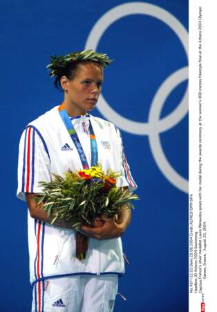 Aux Jeux Olympiques d'Athènes, lors de la remise de sa médaille d'argent pour le 800 mètres nage libre, en 2004.