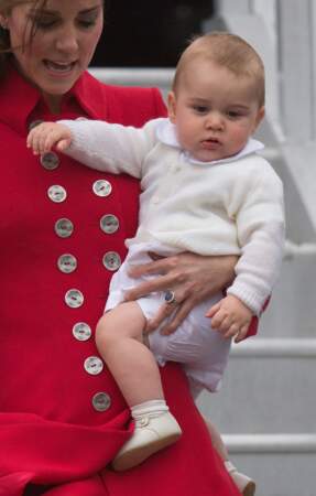 En total look blanc et petite laine, le baby royal est charmant