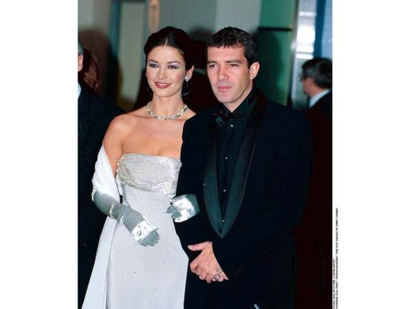 L'acteur pose avec Catherine Zeta-Jones à l'Avant-Première du Masque de Zorro en 1998