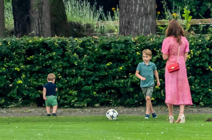 Kate Middleton a regardé ses enfants jouer au football.