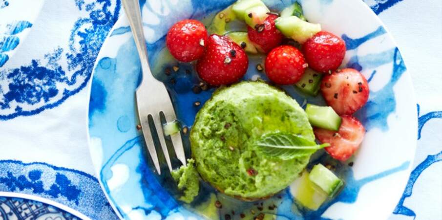 Flans de petits pois, salade fraîcheur fraise-concombre