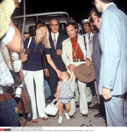 Charles Aznavour avec sa femme Ulla Thorsell, leur fille Katia, arrivant a l'aéroport International de Beyrouth, en 1972.