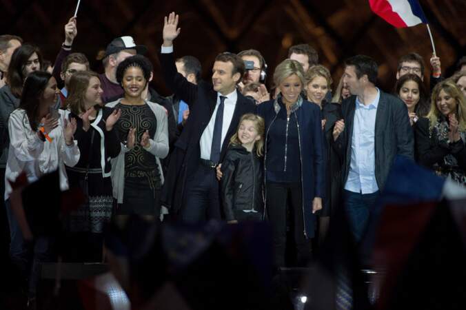 Emmanuel Macron et sa famille ont chanté l'hymne national. 