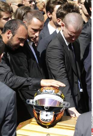 Les amis de Jules Bianchi se recueillent devant le casque du pilote, posé sur son cercueil