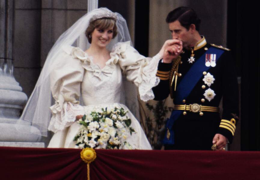 En juillet 1981 Diana Spencer épouse le prince Charles de Galles. 