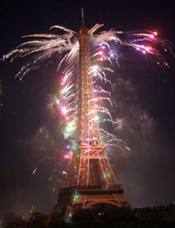 La Tour Eiffel brille de 1000 feux pour le 14 juillet
