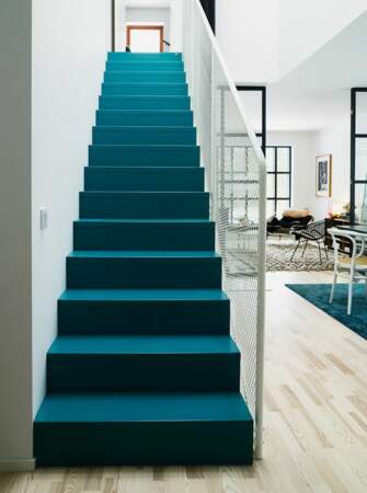 Un escalier bleu majestueux