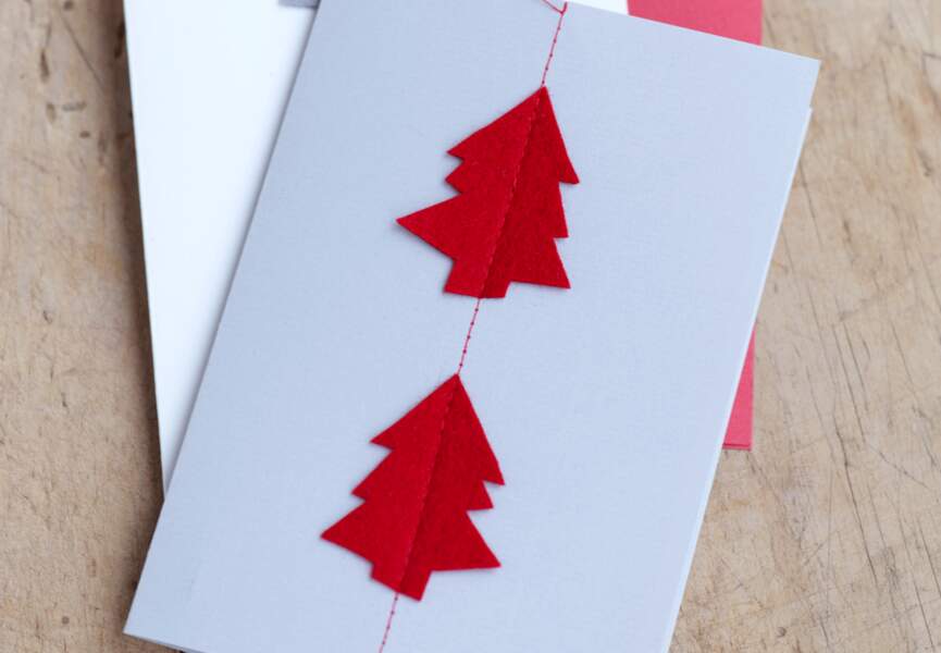 Une décoration de Noël tradi en rouge et blanc avec... Des cartes de Noël tradition