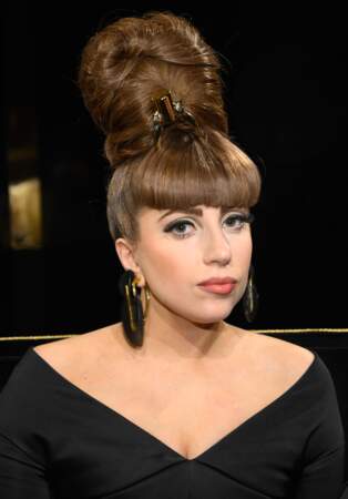 Le calme avant la tempête ? En 2012, Lady Gaga apparaît avec les cheveux châtains et un maquillage léger