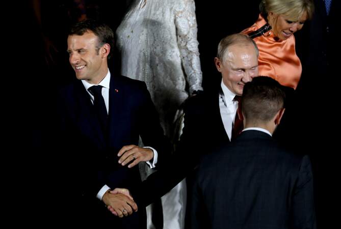 Brigitte Macron ose une robe courte et satinée, et surprend l’assemblée !