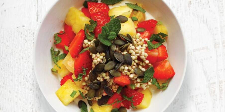 Bowl vitaminé fraises, ananas et graines de courge