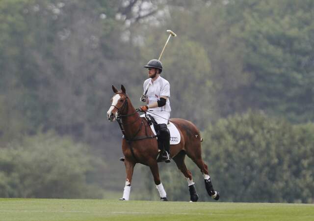 Prince Harry en plein match de polo, sous les yeux de sa belle Meghan