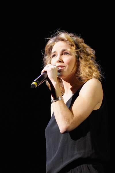 Claire Keim sur scène au concert d'Alain Chamfort en 2013 au Grand Rex à Paris.