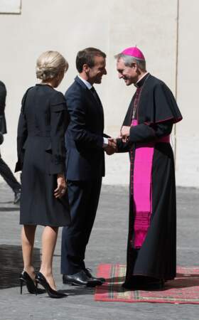 Emmanuel et Brigitte Macron saluent l'archibishop Georg Ganswein