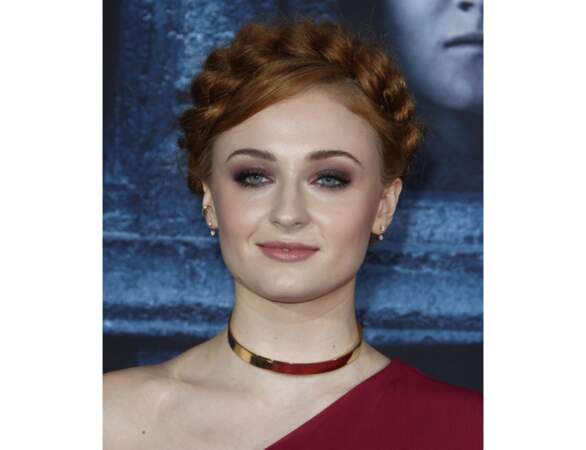2016 : elle adopte la tresse bandeau lors de la première de la saison 6 de Game of Thrones