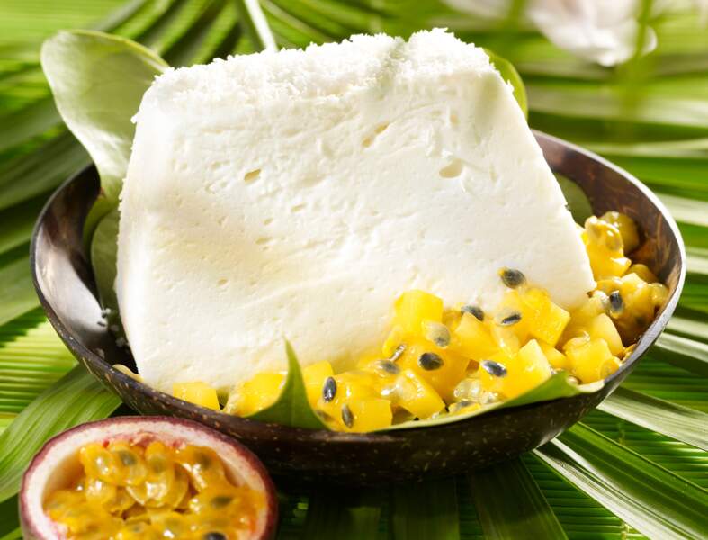 Blanc-manger au lait de coco et fruits exotiques