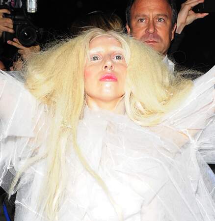 Lady Gaga opte pour un blond polaire aussi bien pour ses cheveux que pour ses sourcils