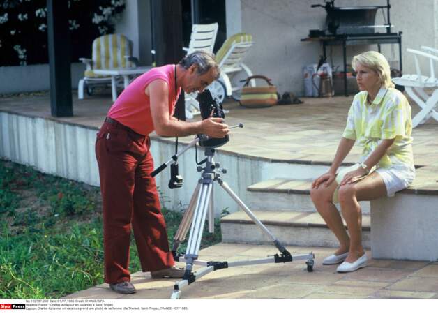 Charles Aznavour en vacances prend une photo de sa femme Ulla Thorsell, à Saint-Tropez, en juillet 1985.