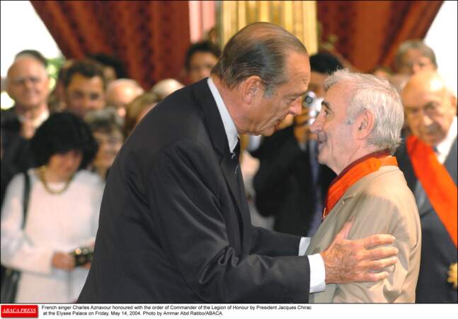 A l'Elysée, le Président Jacques Chirac lui remet l'Ordre national de la Légion d'Honneur en 2004.