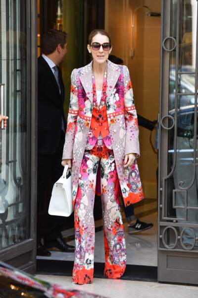 Céline Dion en pantalon flare fleuri