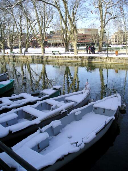 Neige sur les barques du canal