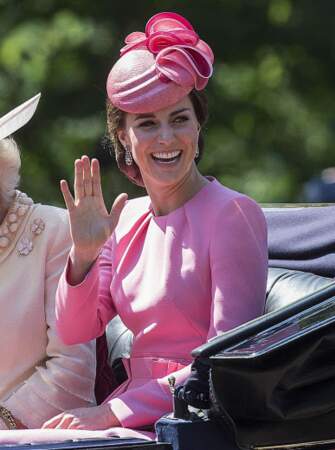 Kate Middleton sublime et fraiche dans son tailleur rose bonbon signé Alexander Mc Queen