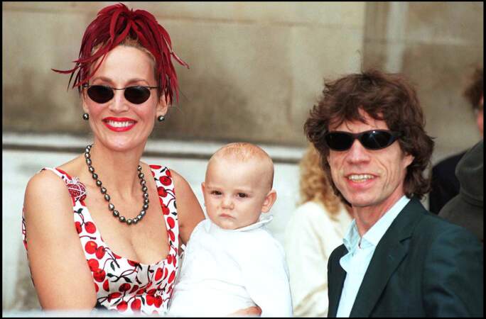 Mick Jagger et Jerry Hall avec leur fils Gabriel au mariage de Manfriedi de la Guerardesca le 27 septembre 1998.