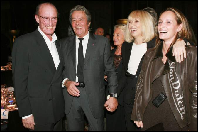 Alain Delon, Mireille Darc avec son mari Pascal Desprez et sa belle-fille Clémentine en novembre 2005. 