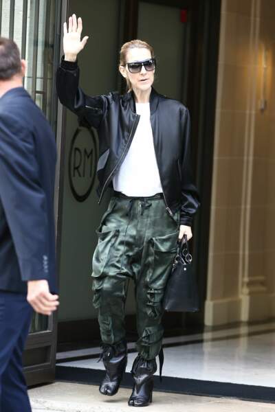 Céline Dion en pantalon baggy